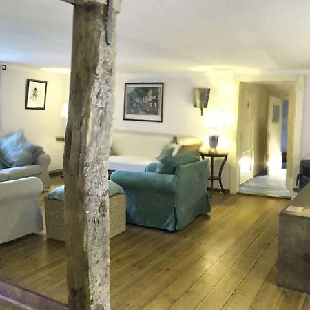 With 4 Bedrooms Casa vacanze
